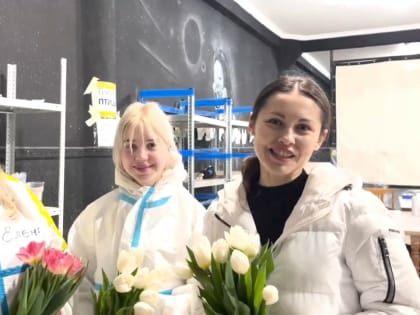 Девушек, участвующих в ликвидации последствий ЧС в Анапе, не оставили без цветов