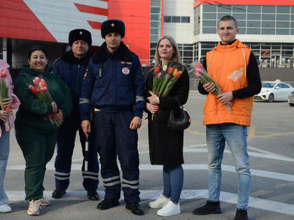 500 тюльпанов подарили женщинам на улицах Новороссийска в Международный женский день