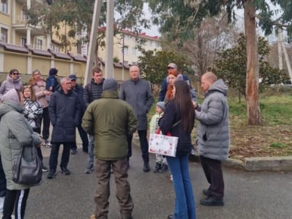 Депутаты Роман Кирюшин, Валерий Черняковский и Александр Оробей организовали встречу с жителями округа, по вопросу реконструкции сквера в районе ул.Макаренко, 8А