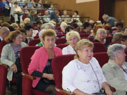 В лукавых зеркалах светлеет седина…