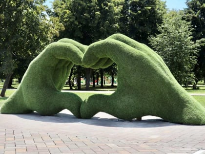 ЗЕЛЕНЫЕ РУКИ, СЛОЖЕННЫЕ В СЕРДЕЧКО: В ТИХОРЕЦКЕ ПОЯВИЛСЯ НОВЫЙ АРТ-ОБЪЕКТ