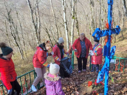 Активисты провели субботник на братской могиле