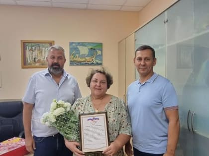 Депутаты округа «Лазаревский» поздравили  с днем рождения Татьяну Пономаренко