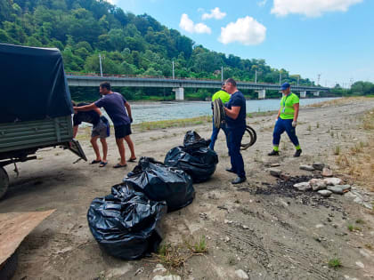 В Сочи провели экологический субботник «Чистые берега»