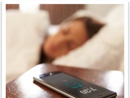 Почему опасно держать телефон под подушкой во время сна