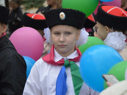 По центральной улице станицы Старощербиновской прошли юные казачата и казаки Щербиновского районного казачьего общества