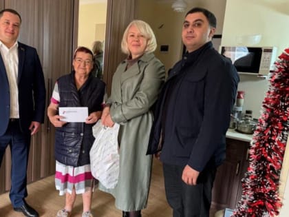 Илья Стопченко и Артур Аракелян поздравили участников Великой Отечественной войны, узников концлагерей, блокадников Ленинграда с Новым годом