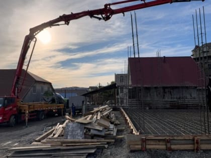 Депутат ГСС Сос Мартиросян организовал работы по заливке нового фундамента дома для погорельцев