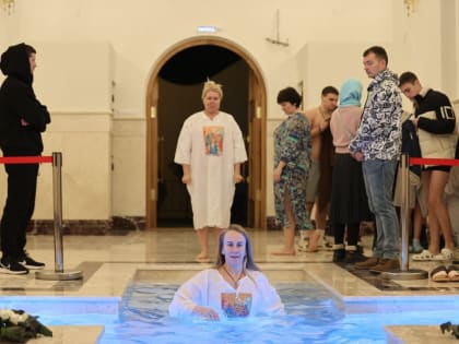 Сотни жителей и гостей Анапы приняли участие в Крещенских купаниях