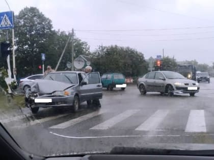 Очевидец: В Каневской столкнулись «Лада» и «Ока» с прицепом