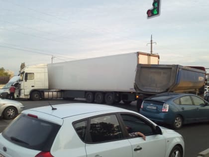 В Краснодаре ДТП с грузовиками перекрыло движение на Ростовском шоссе