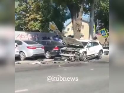 В Краснодаре в массовом ДТП пострадала водитель иномарки