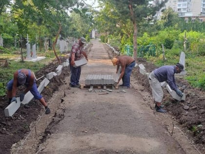 Продолжается благоустройство территории Всесвятского кладбища