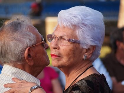 По тысяче за каждый год совместной жизни: какие выплаты стали давать пенсионерам в браке