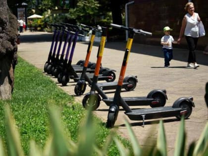 ​Сотрудники ГИБДД в Краснодаре напомнили о правилах езды на электросамокатах и скутерах