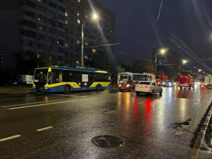 ​Автобус врезался в троллейбус в Краснодаре: девять человек госпитализированы (фото)