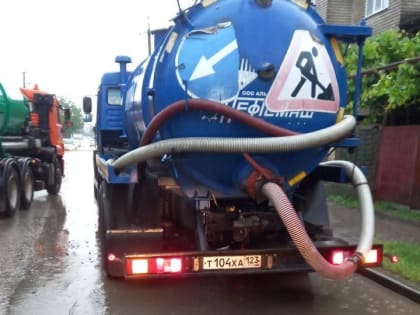 Продолжается откачка дождевой воды с улиц города