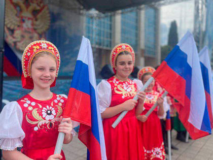 В День России во всех районах Сочи торжественно подняли флаги РФ