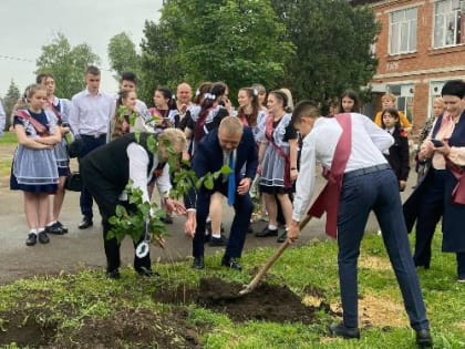 «Сад Памяти» высадили выпускники школы № 20 им. В.А. Жукова поселка Агроном