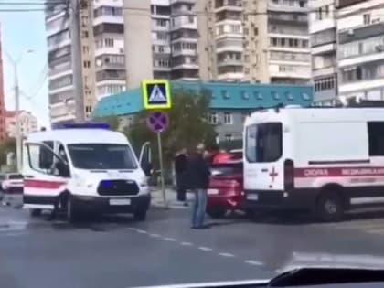 В центре Краснодара столкнулись две иномарки