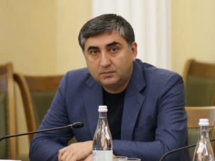 Председатель Городского Собрания Сочи Виктор Филонов поздравил депутата Артура Аракеляна с днем рождения