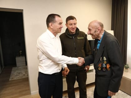 Андрей Турчак и Вениамин Кондратьев посетили эвакуированного из Балаклеи 99-летнего ветерана в Краснодаре