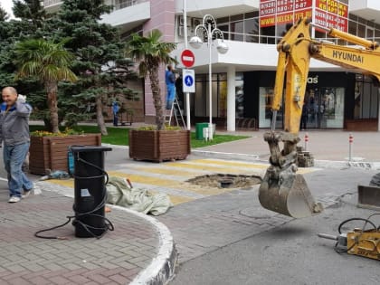 На перекрестке ставят боллард