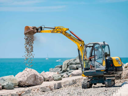 В Сириусе реставрируют набережную, поврежденную в прошлом году штормом 