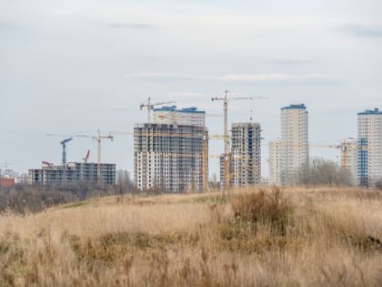 Строительство жилья в России в январе сократилось в два раза