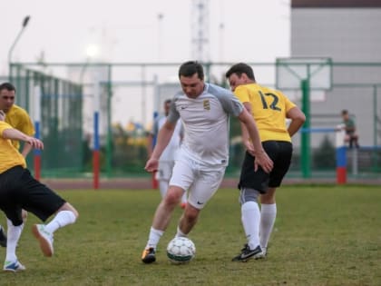 Команда мэра Краснодара победила в футбольном матче на стадионе новой школы