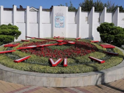 ​В Краснодаре за цветочными часами планируют снести заброшенные павильоны и организовать сквер