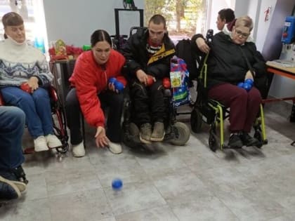 Лариса Селихова и Олег Стекольников поблагодарили депутата Елену Дорогинину за помощь в прохождении курса реабилитации маломобильной сочинки Яны Крушинской