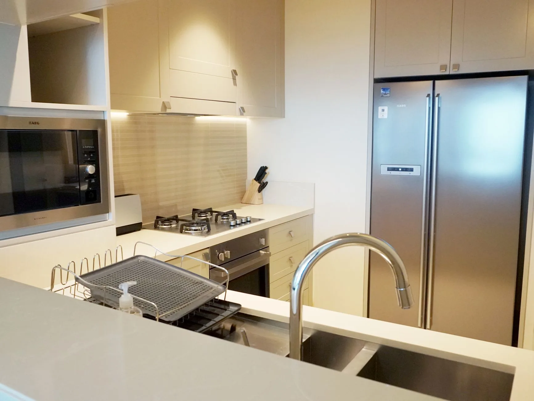 Dapur rumah dengan lemari pendingin, contoh lokasi penempatan freezer ASI baru