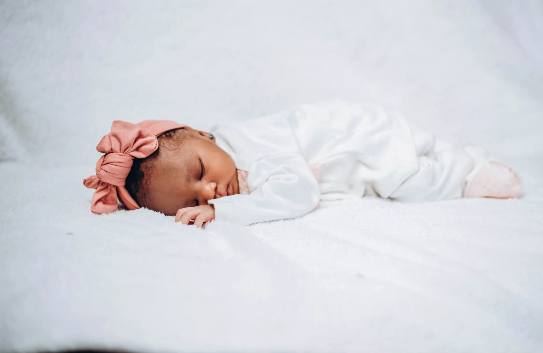 Bayi tidur nyenyak dengan baju katun tipis agar terhindar dari biang keringat
