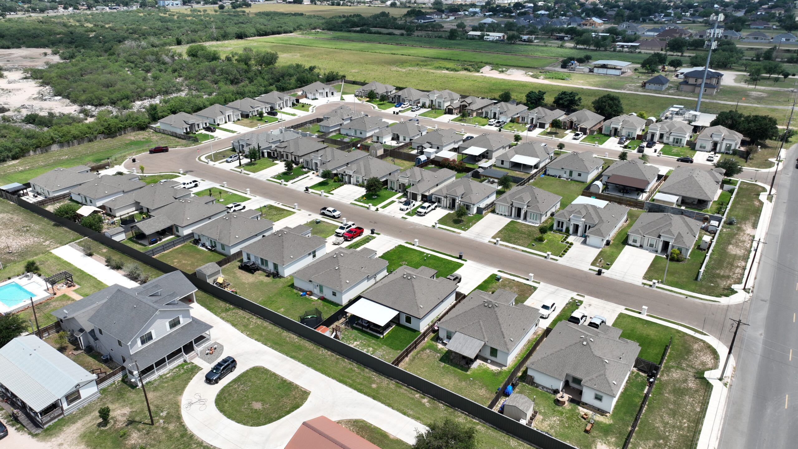 Aerial view of Comarex's low-density street layout