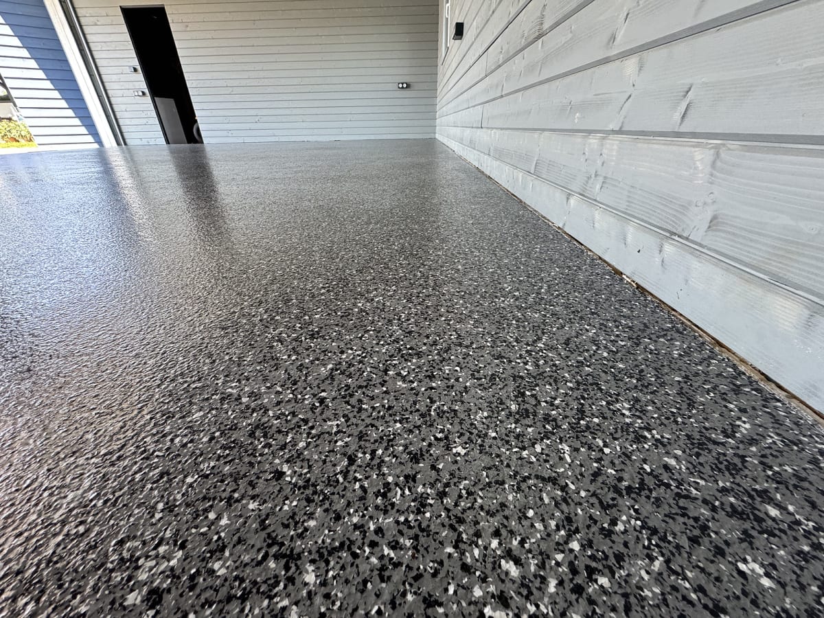 Kā garāžai piešķirt jaunu elpu: Epoksīda grīda un akmens paklājs saviem spēkiem