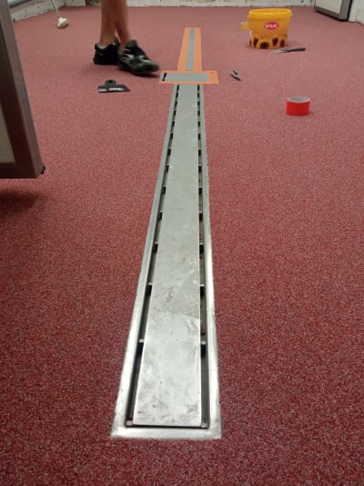 Sarkani Raiba Industriālā Epoksīda Grīda Ar Nerūsējošā Tērauda Teknes Noteku.