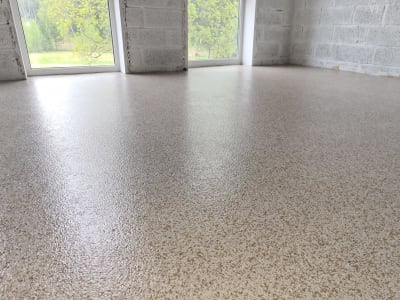 Gaiša Raiba Epoksīda Pārslu Grīda Gaišā Telpā Ar Lieliem Logiem