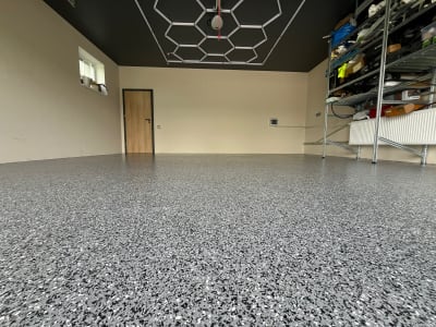 Izturīga Pelēka Epoksīda Pārslu Grīda Tīrā Garāžā Vai Darbnīcā, Baltijas Reģions.