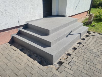 Pelēks Akmens Paklāja Pārklājums Uz Āra Mājas Kāpnēm.