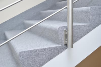 Gaiši Pelēks Pretslīdes Epoksīda Sveķu Pārklājums Uz Modernām Kāpnēm Ar Nerūsējošā Tērauda Margām.