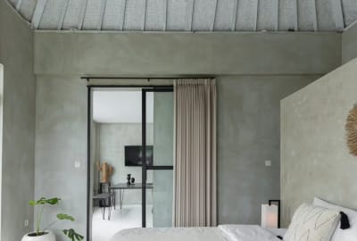 Industriāls Šiks Interjers Ar Gaiši Pelēkām Sienām, Gludu Baltu Epoksīda Grīdu, Melnām Bīdāmām Durvīm.