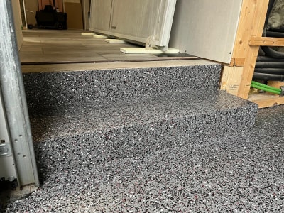 Raibs Pelēks Epoksīda Pārslu Grīdas Segums Garāžas Grīdai Un Pakāpieniem, Izturīgs Pārklājums.