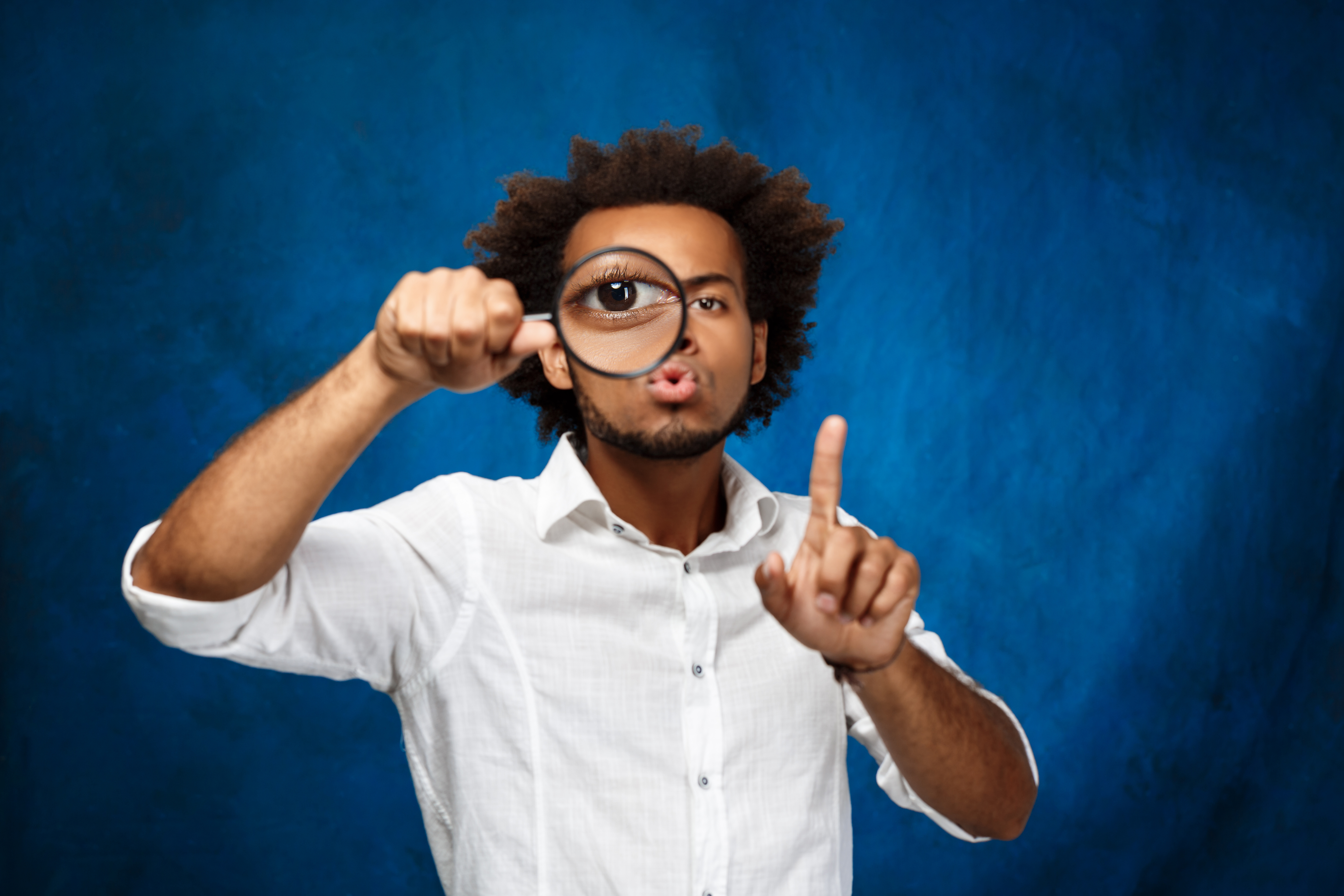 Personne réfléchissant à des questions