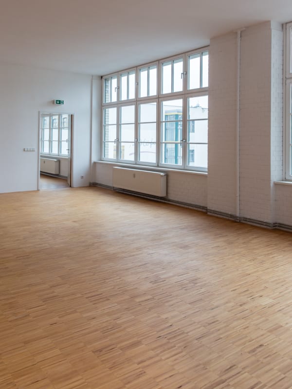 Große Sprossenfenster mit Blick in den Hof