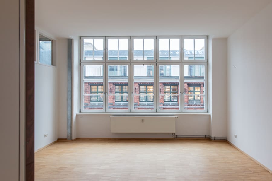 Weiter Loft mit Fensterband