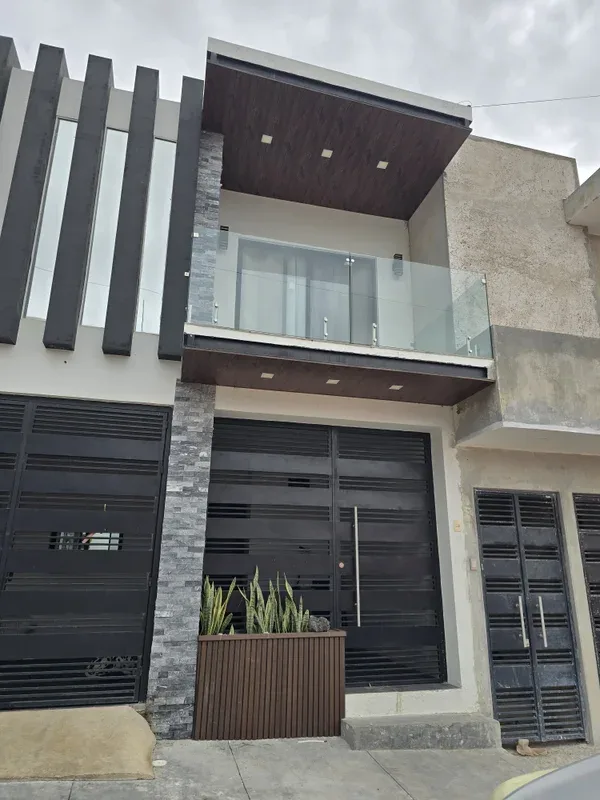 Remodelación Moderna de Fachada con PVC - Imagen 2
