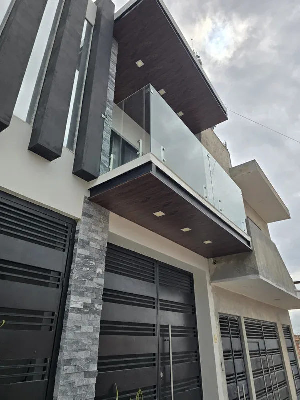 Remodelación Moderna de Fachada con PVC - Imagen 1