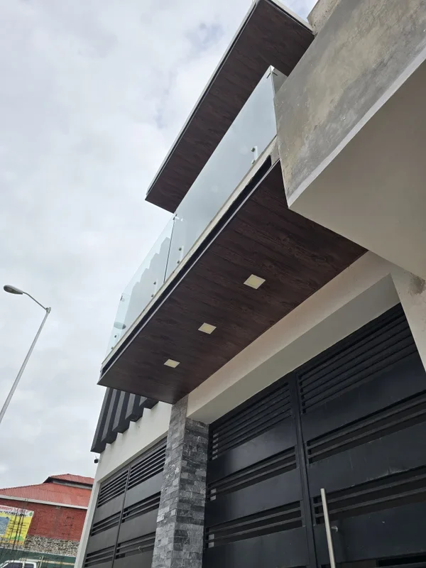 Remodelación Moderna de Fachada con PVC - Imagen 3