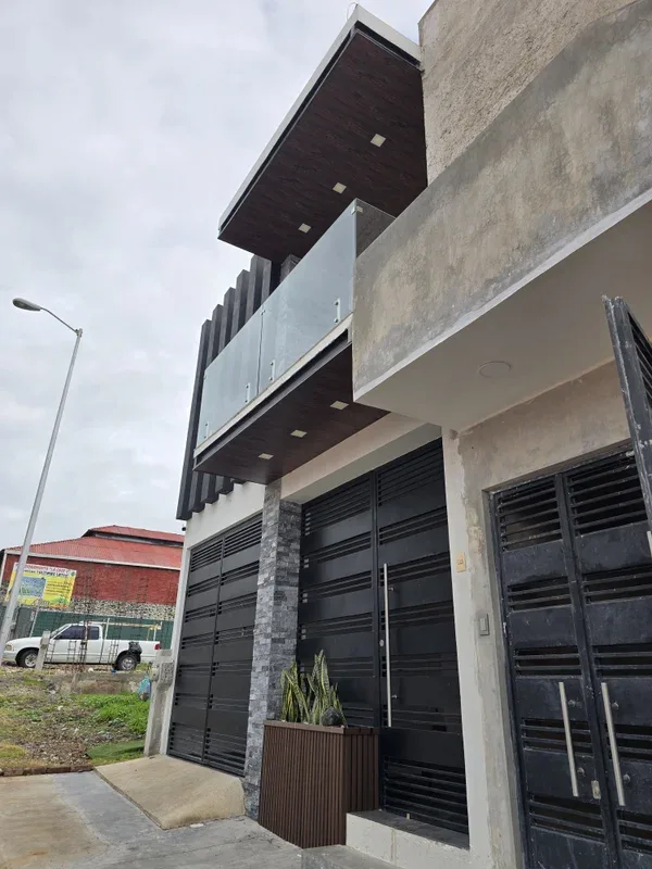 Remodelación Moderna de Fachada con PVC - Imagen 4